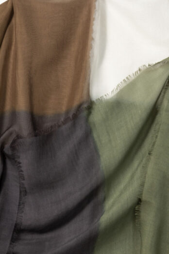 szal-luisa-cerano-polprzezroczysty kolorowy modowy z fredzlami modla butik luisa bydgoszcz