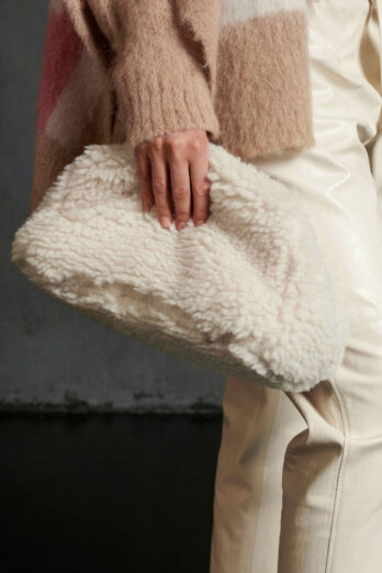 Clutch bag made of faux fur, with a zipper and a long eco-leather strap. Interior lined with pure cotton.