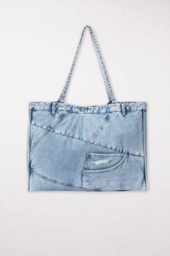 This denim lined bag from Luis Cerano is made of BCI-certified cotton fabric with a light distressing effect, split seams and two shoulder straps. This large shopper features a metal button closure and two exterior pockets.