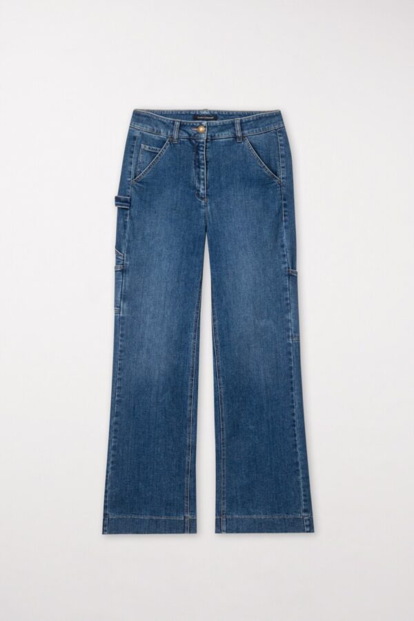 Casualowe jeansy z szeroką nogawką, posiadają delikatny efekt zniszczenia. Te dżinsy są wykonane z autentycznego elastycznego dżinsu i są zaprojektowane z różnymi kieszeniami w stylu spodni cargo.
