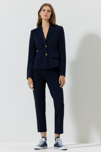 Spodnie o długości 7/8 wykonane z wygodnej, elastycznej tkaniny Punto Milano. Wyrafinowane detale kieszeni i szwów dodają tym spodniom wspaniałego akcentu. Eleganckie fałdy środkowe dopełniają ogólnego wyglądu.