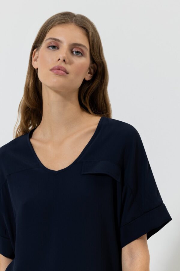 Wyrafinowana koszula Luisa Cerano w stylu bluzki z jedwabną mieszanką z przodu i miękkim tyłem z dżerseju, dekoltem w kształcie litery V o luźnym fasonie. Dolna linia dołu jest dłuższa z tyłu. 