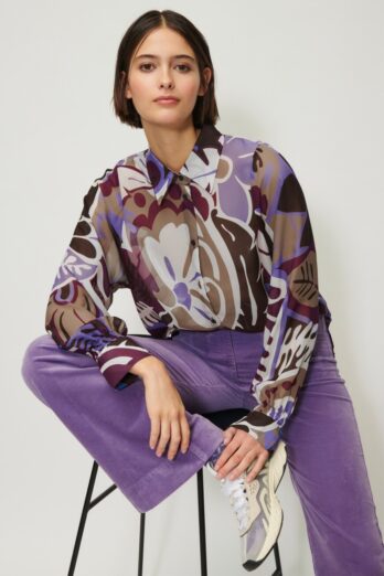 Luisa Cerano's lightweight shirt blouse features an exclusive floral motif in translucent viscose crepe. The ruffled sleeve cuff detail adds a playful note.