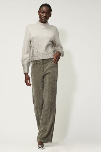 Bootcut pants in soft corduroy. These pants have wrinkled legs and two decorative back pockets with patches.