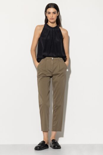 Luisa Cerano straight cut chino pants in authentic RFD denim with stretch. The lightly pleated pants feature a five-pocket construction and decorative patch pockets on the back.