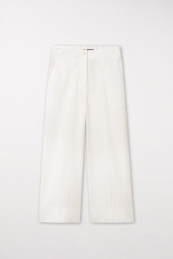 Krótkie spodnie Luisa Cerano z szerokimi nogawkami z lekkiej tkaniny rozciągliwej gabardyny z zakładkami. Spodnie posiadają cztery kieszenie oraz wygodny, częściowo elastyczny pas.